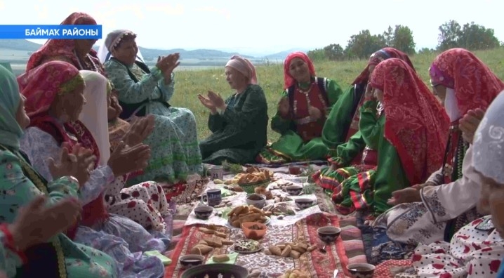 Баймаҡ районы Өмөтбай ауылы ағинәйҙәре Әүлиә тауы итәгендә йыйын үткәрҙе