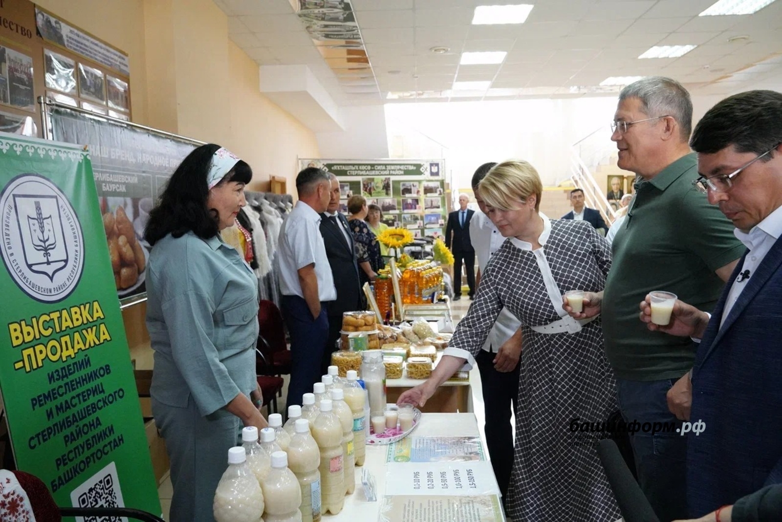 Бөгөн Радий Хәбиров Стәрлебаш районы фермерҙары һәм кәсепселәре  продукцияһы менән танышты