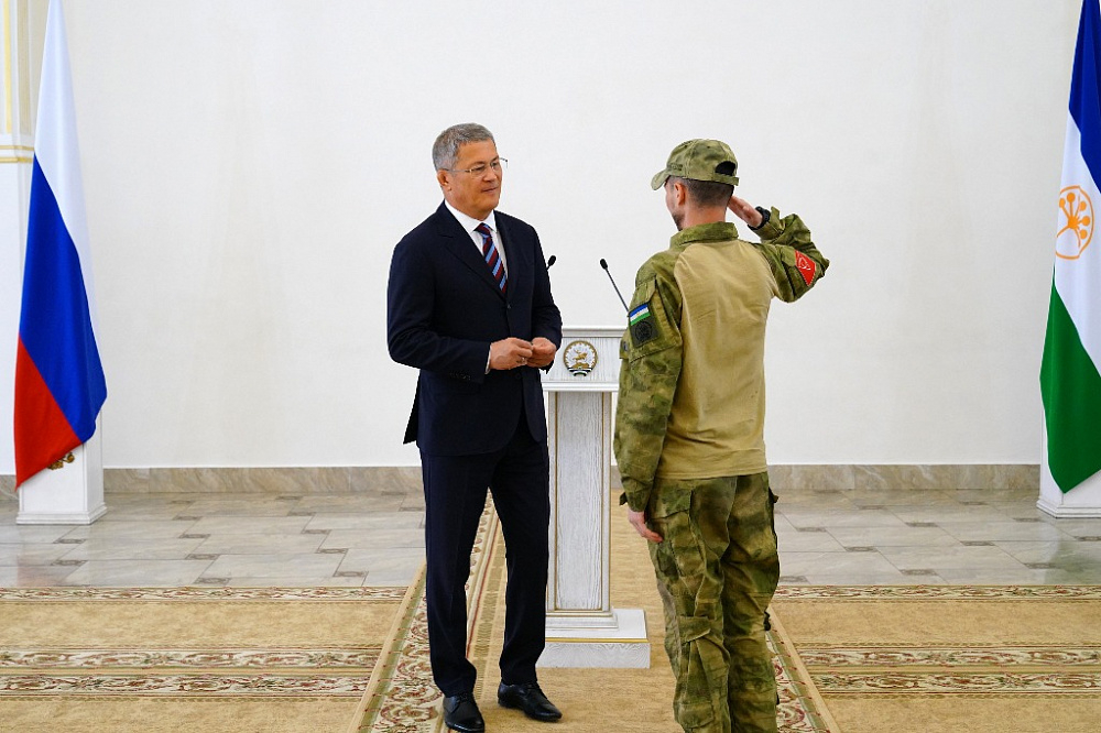 Бөгөн Республика Башлығы Радий Хәбиров махсус хәрби операцияла ҡатнашыусыларҙы  бүләкләне