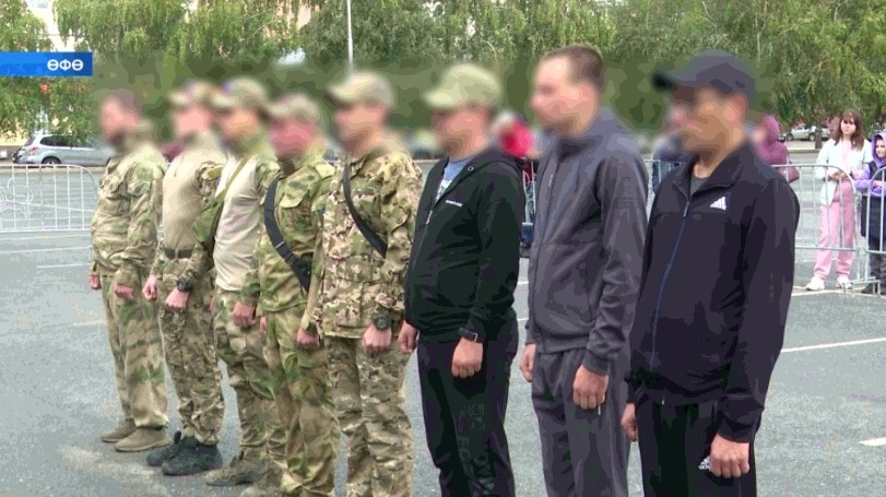 «Өфө-Арена» комплексы янында ҡыҫҡа ваҡытлы ялға ҡайтҡан яугирҙарҙы оҙатыу тантанаһы үтте