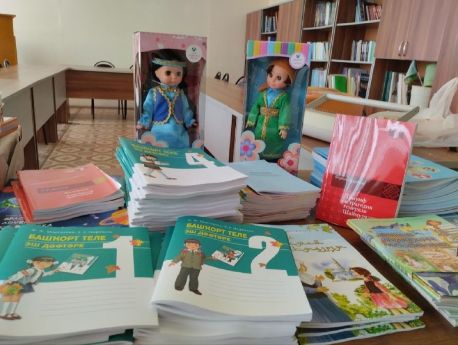 Рәсәй төбәктәре мәктәптәренә башҡорт теле китаптары тапшырылды