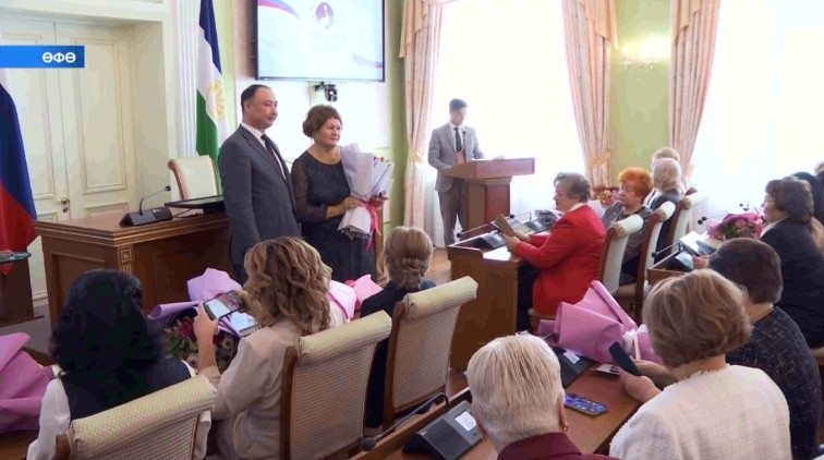 Өфөлә педагогик эшмәкәрлектә уңыш ҡаҙанған бер төркөм уҡытыусылар тәбрикләнде