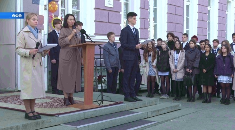 Баш ҡаланың 3-сө гимназияһында уҡытыусыларҙың һөнәри байрамына ҡарата күләмле саралар үтте