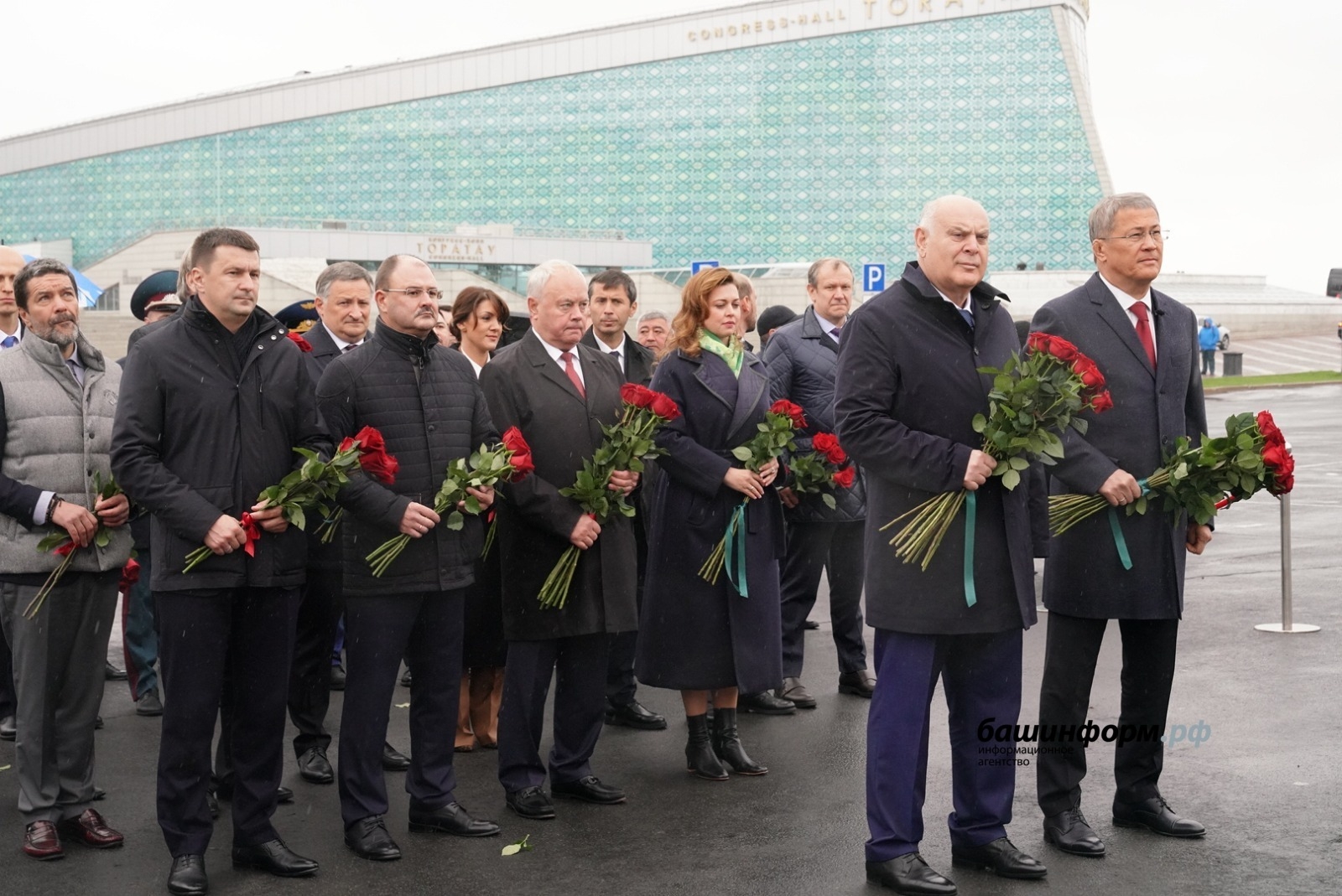 Радий  Хәбиров  һәм Аслан Бжания  Шәйхзада Бабич һәйкәленә  сәскә һалды