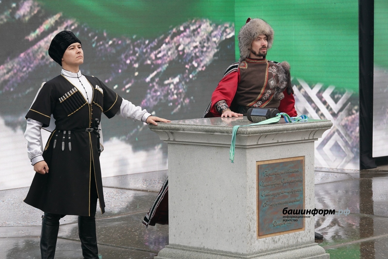 Бөгөн Өфөлә Башҡортостан һәм Абхазия халыҡтары дуҫлығына арналған колоннадаға нигеҙ ташы һалынды