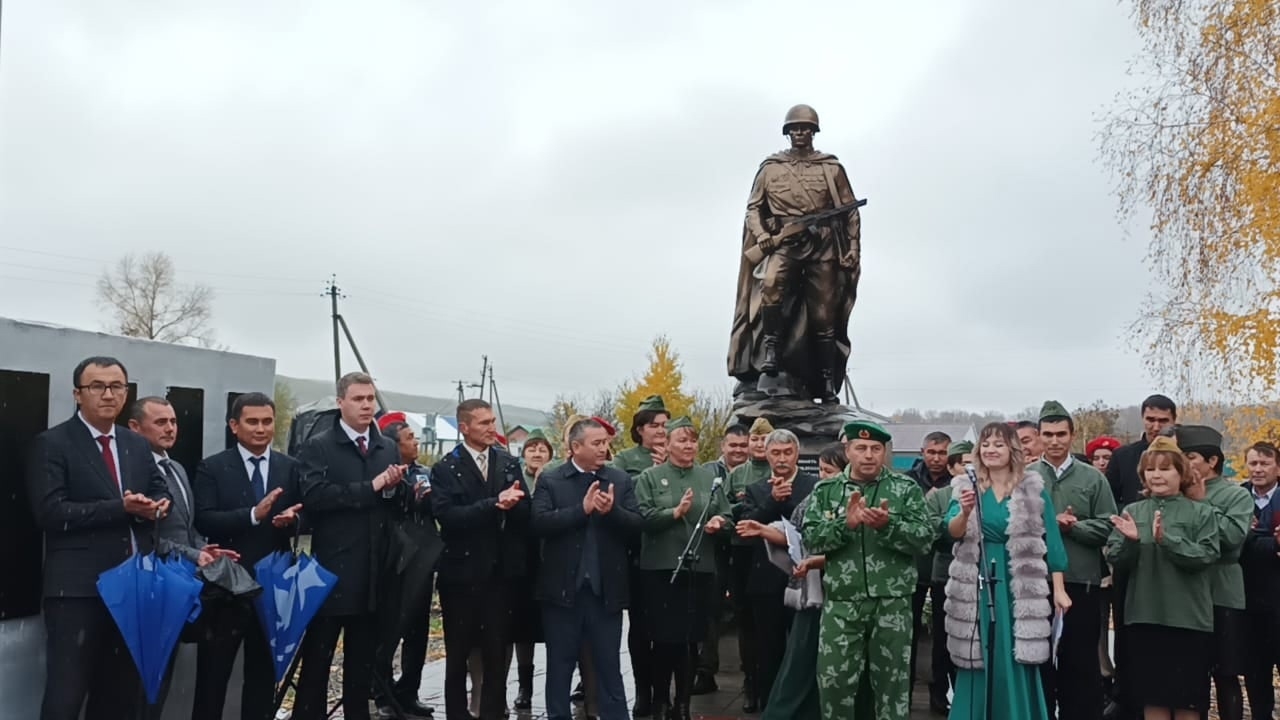 Ейәнсура районы Таҙлар ауылында яугирҙәр иҫтәлегендә обелиск асылды