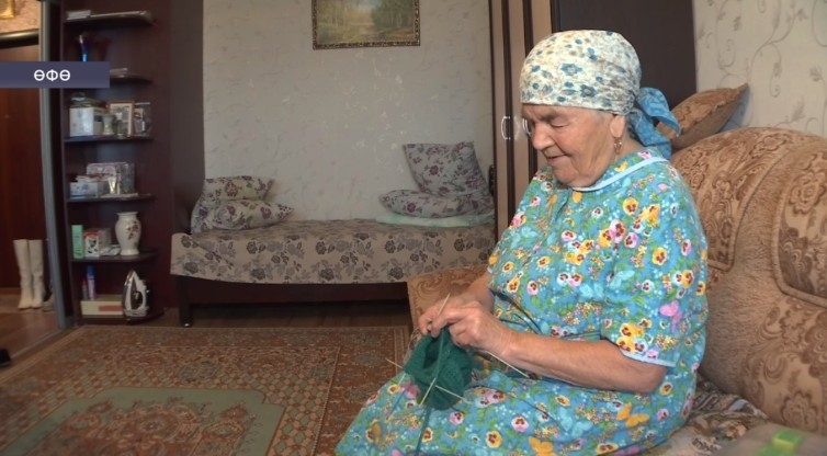 Өфөлә йәшәүсе ханым махсус хәрби операцияла ҡатнашыусыларға бейәләйҙәр һәм йөн ойоҡбаштар бәйләй
