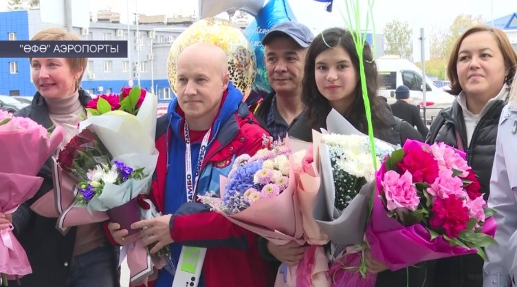 Өфө аэропортында самбо буйынса донъя беренселеге еңеүсеһе Әлиә Мөхәмәтйәнованы ҡаршыланылар