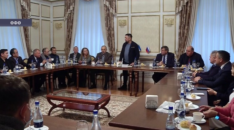 Өфөлә Азат Бадранов журналистар, тарихсылар, яҙыусылар менән осрашты