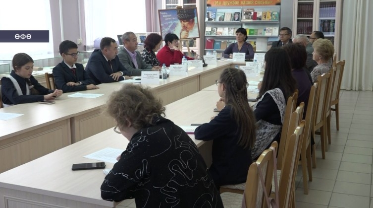 Өфөлә Мостай Кәрим менән Рәсүл Ғамзатовтың дуҫлығына арналған түңәрәк өҫтәл үтте