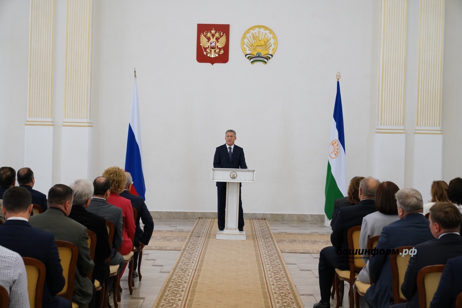 Башҡортостан Башлығы хеҙмәт алдынғыларын бүләкләне