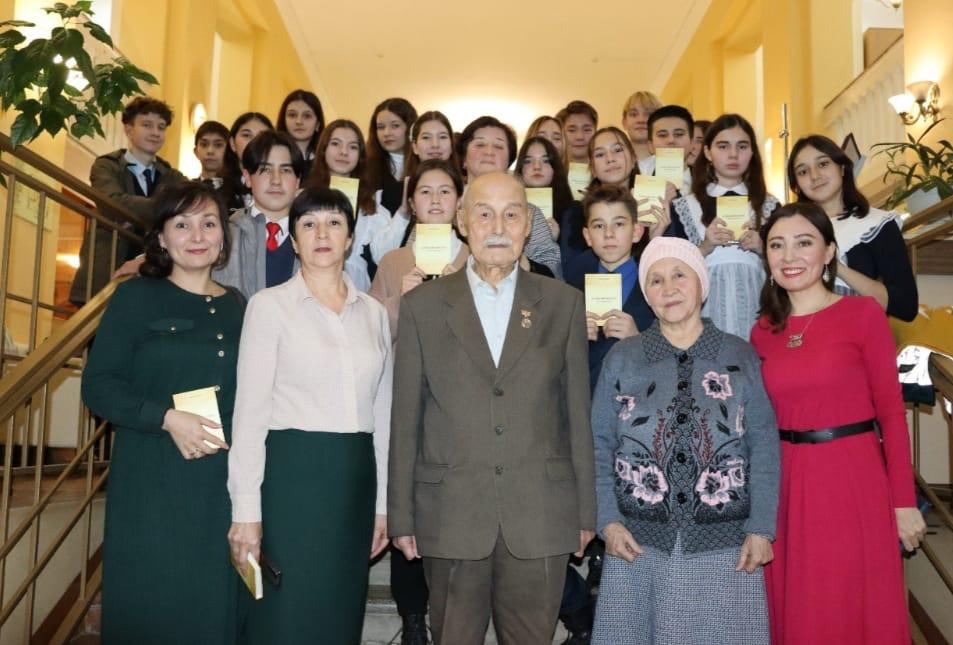 Республиканың халыҡ шағиры Рәшит Шәкүрҙең "Ынйы бөртөктәре" донъя күрҙе