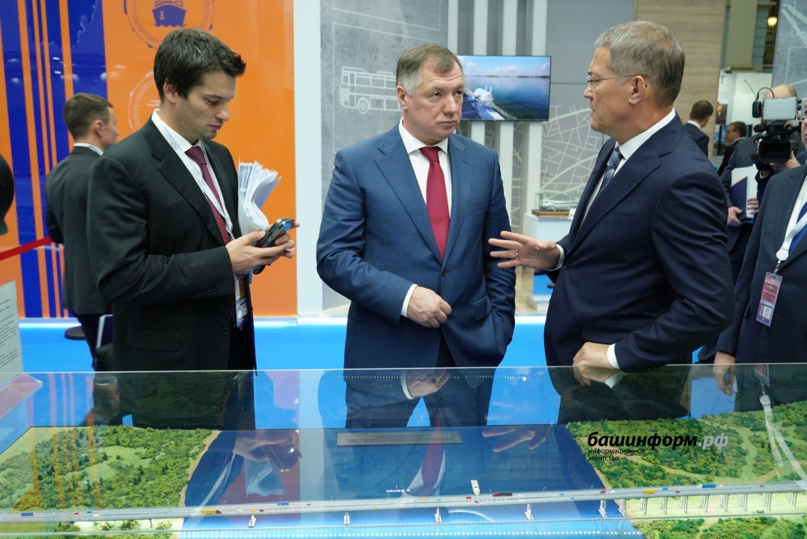 Радий Хәбиров Башҡортостандың төп транспорт проекттары менән таныштырҙы