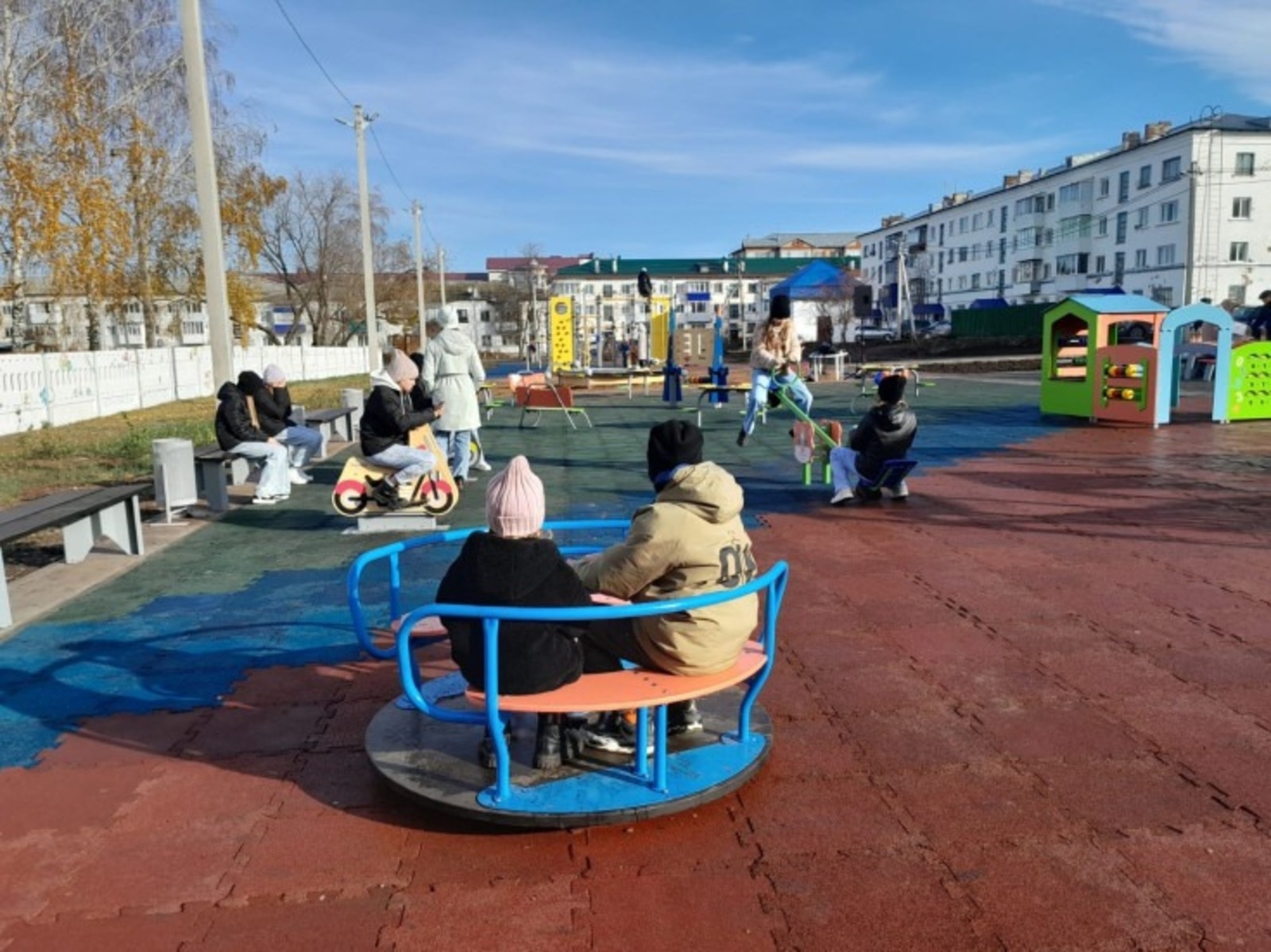 Бәләбәй районы Приют ҡасабаһында күп фатирлы йорт ихаталары тәртипкә килтерелде