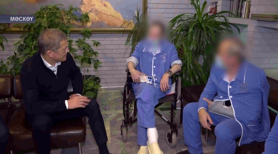 Радий Хәбиров Бурденко исемендәге госпиталдә дауаланған яҡташтарбыҙ менән осрашты