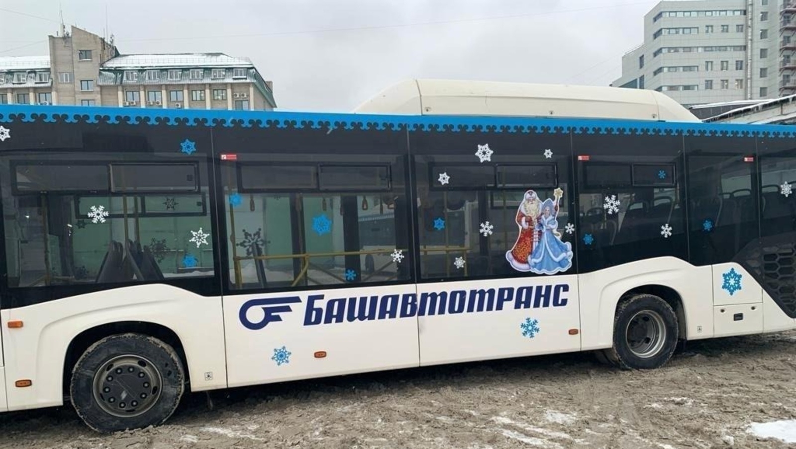 Башҡортостан халҡы юлдарҙа байрамса биҙәлгән “Яңы йыл автобустары”н күрә ала