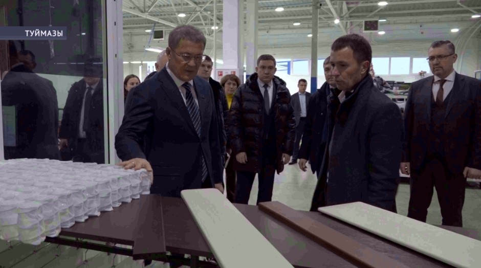 Радий Хәбиров Туймазы районы сәнәғәт предприятиелары эшмәкәрлеге менән танышты