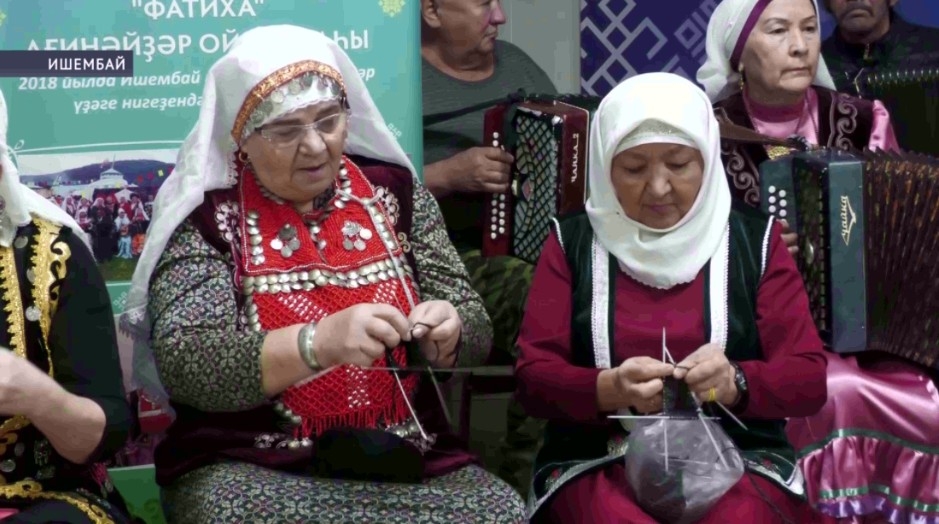 Ишембай ҡалаһы ағинәйҙәре Ватан һаҡсыларына бейәләй- ойоҡбаштар бәйләй