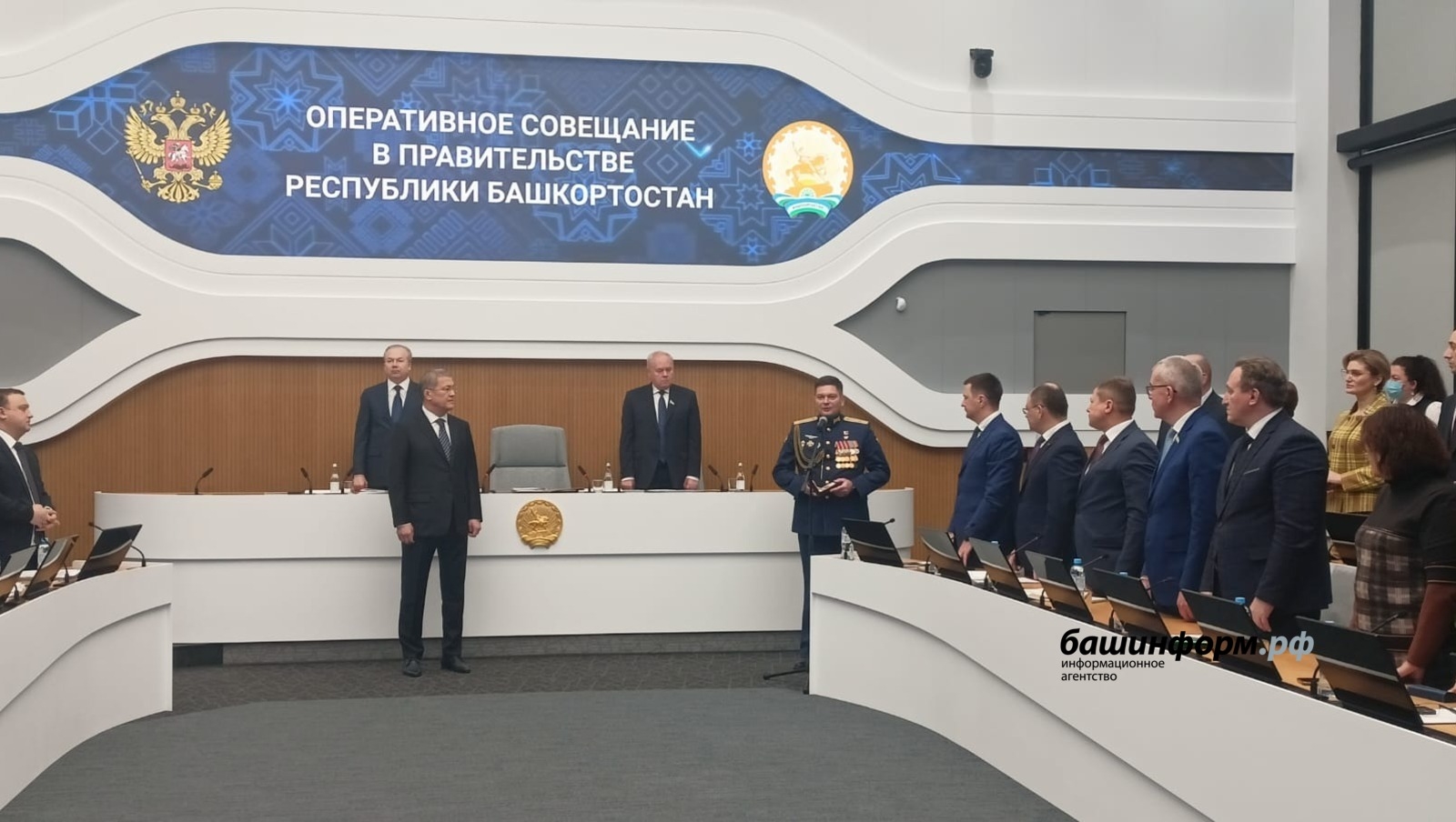 Бөгөн Радий Хәбиров яугирҙәрҙе бүләкләне
