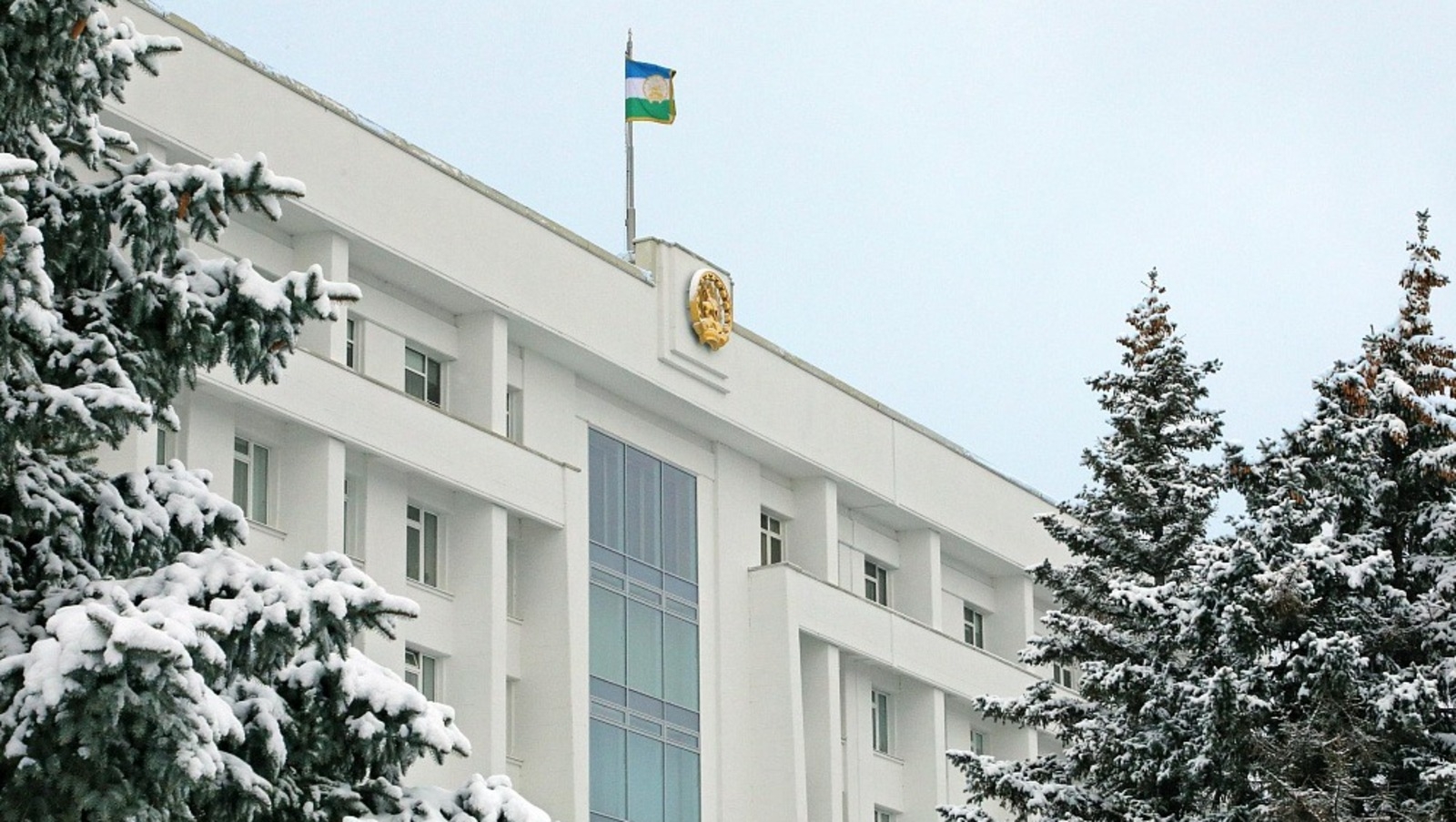 Радий Хәбиров ҡотҡарыусыларҙы байрамдары ҡотланы