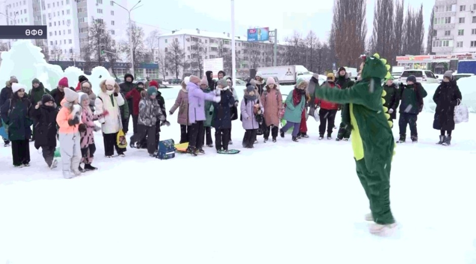 Өфөнөң Спорт һарайы алдындағы майҙанда боҙ ҡаласығы асылды