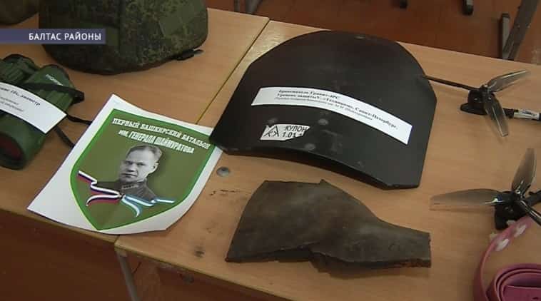 Иҫке Балтас ауылында махсус хәрби операция биләмәһенән алып ҡайтылған әйберҙәрҙән күргәҙмә эшләй