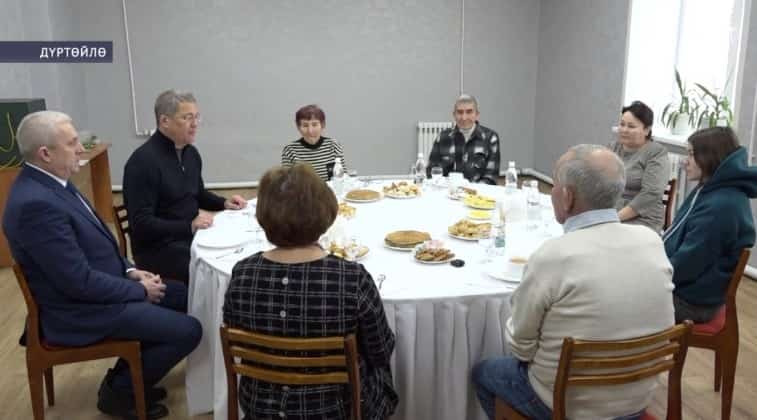Радий Хәбиров Дүртөйлөлә махсус хәрби операцияла һәләк булған яугирҙарҙың ғаиләләре менән осрашты