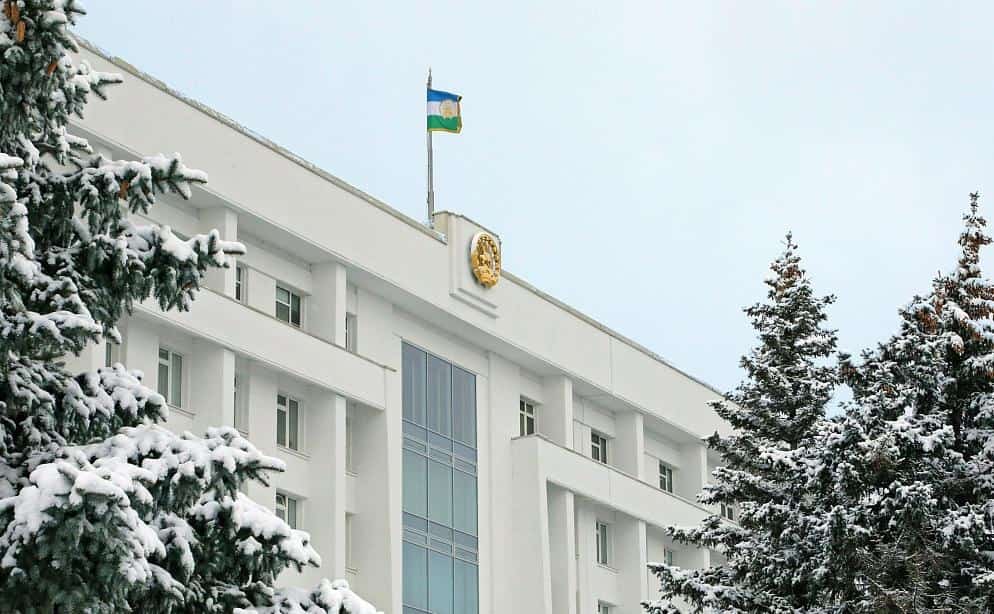 Радий Хәбиров студенттарҙы байрам менән  ҡотланы