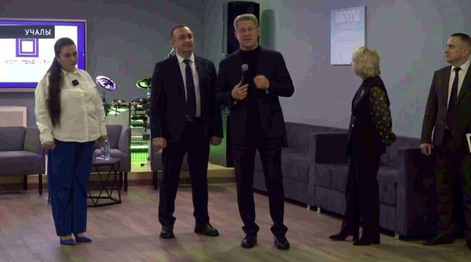 Учалыға эш сәфәре барышында Радий Хәбиров яңыртылған Йәштәр йортонда булды