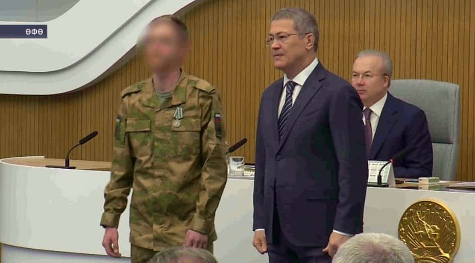 Радий Хәбиров «Башҡортостан» полкының 9 яугирына Шайморатов миҙалы тапшырҙы