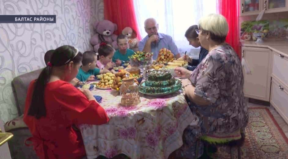 Балтас районынан Хәбиповтар ата-әсә наҙынан мәхрүм ҡалған 9 баланы тәрбиәләй