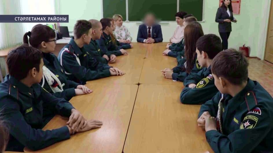 Махсус хәрби операцияла ҡатнашыусы мәктәп директоры уҡыусыларына «Ҡаһарманлыҡ дәресе» ойошторҙо