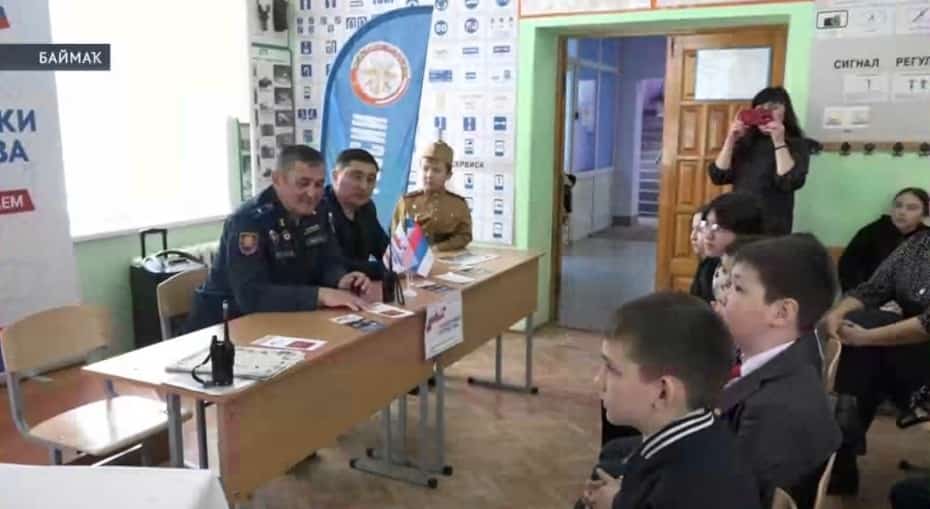 Баймаҡта мәктәп уҡыусылары махсус хәрби операцияла ҡатнашҡан яугир менән осрашты