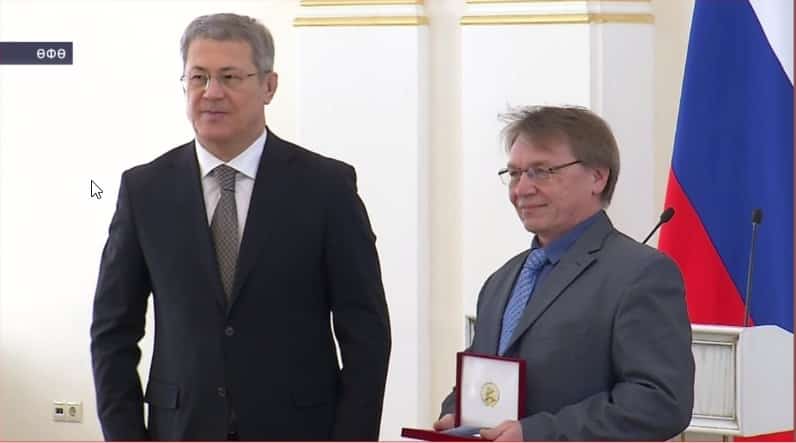 Радий Хәбиров бер төркөм хеҙмәтсәндәргә Рәсәйҙең һәм республиканың дәүләт наградаларын тапшырҙы