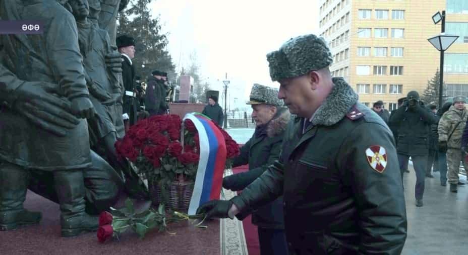 Өфөлә Республика Хөкүмәте ағзалары Яуға киткән яҡташтар иҫтәлегенә ҡуйылған мемориалға сәскә һалды