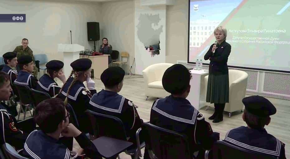 Өфө йәш армеецтары Бөтә Донъя башҡорттары ҡоролтайы президиумы рәйесе менән осрашты