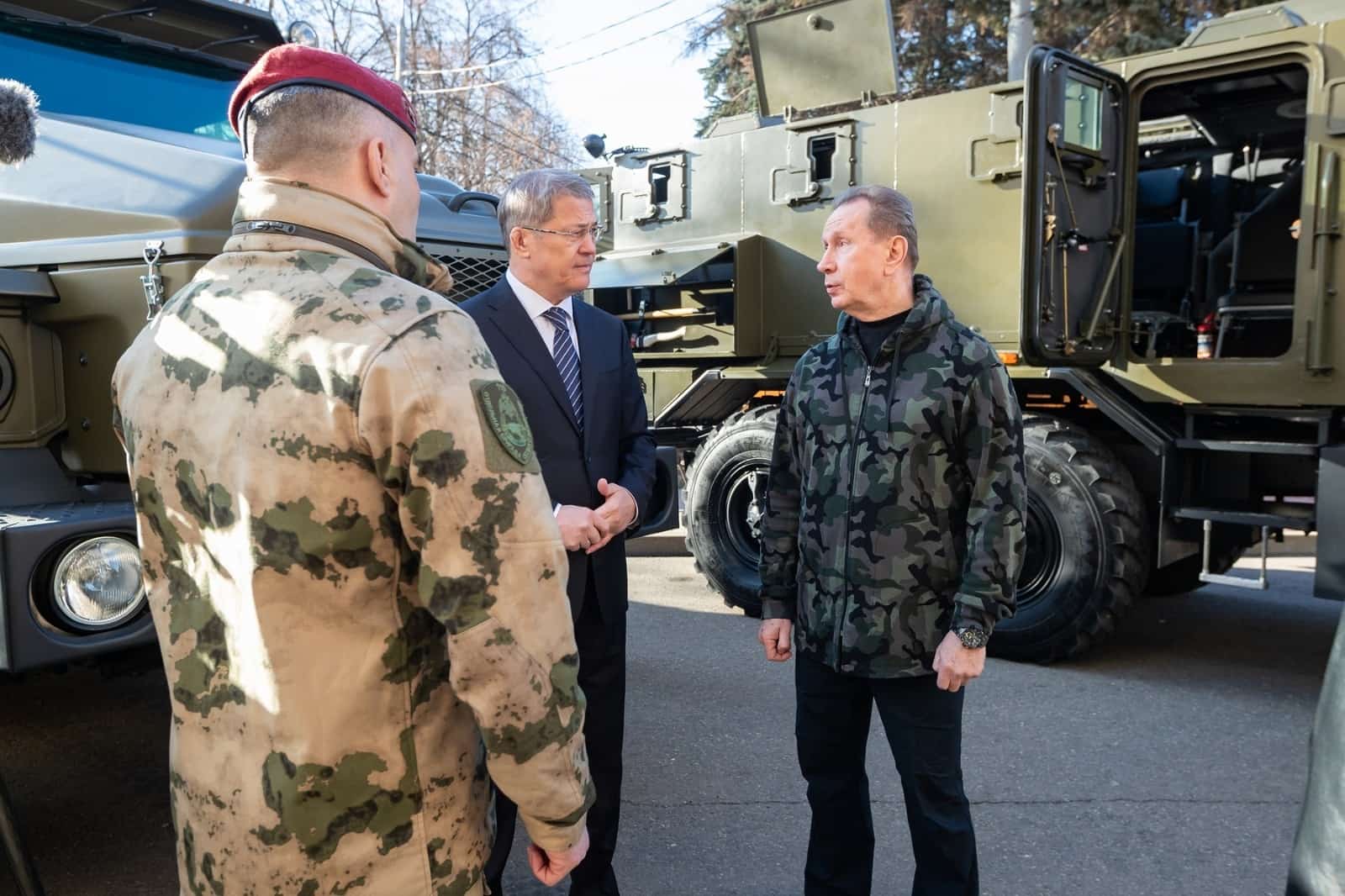 Радий Хәбиров Росгвардияға бронялы автомобилдәр тапшырҙы