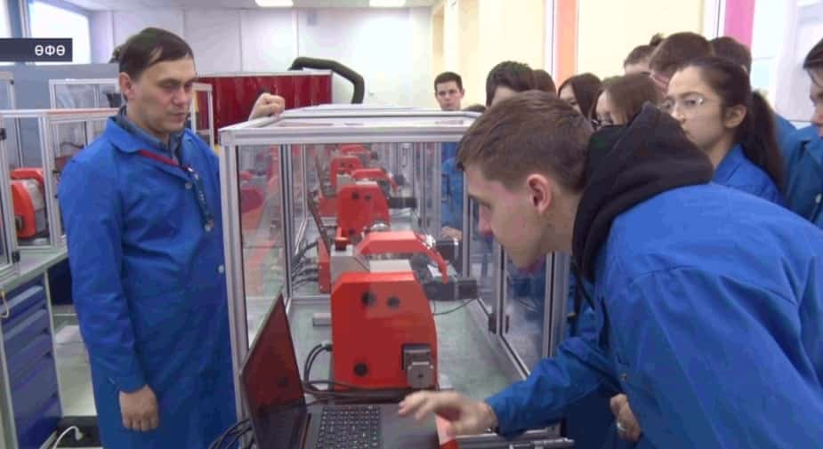 Баш ҡала уҡыусылары Өфөнөң машиналар эшләү колледжы эшмәкәрлеге менән танышты