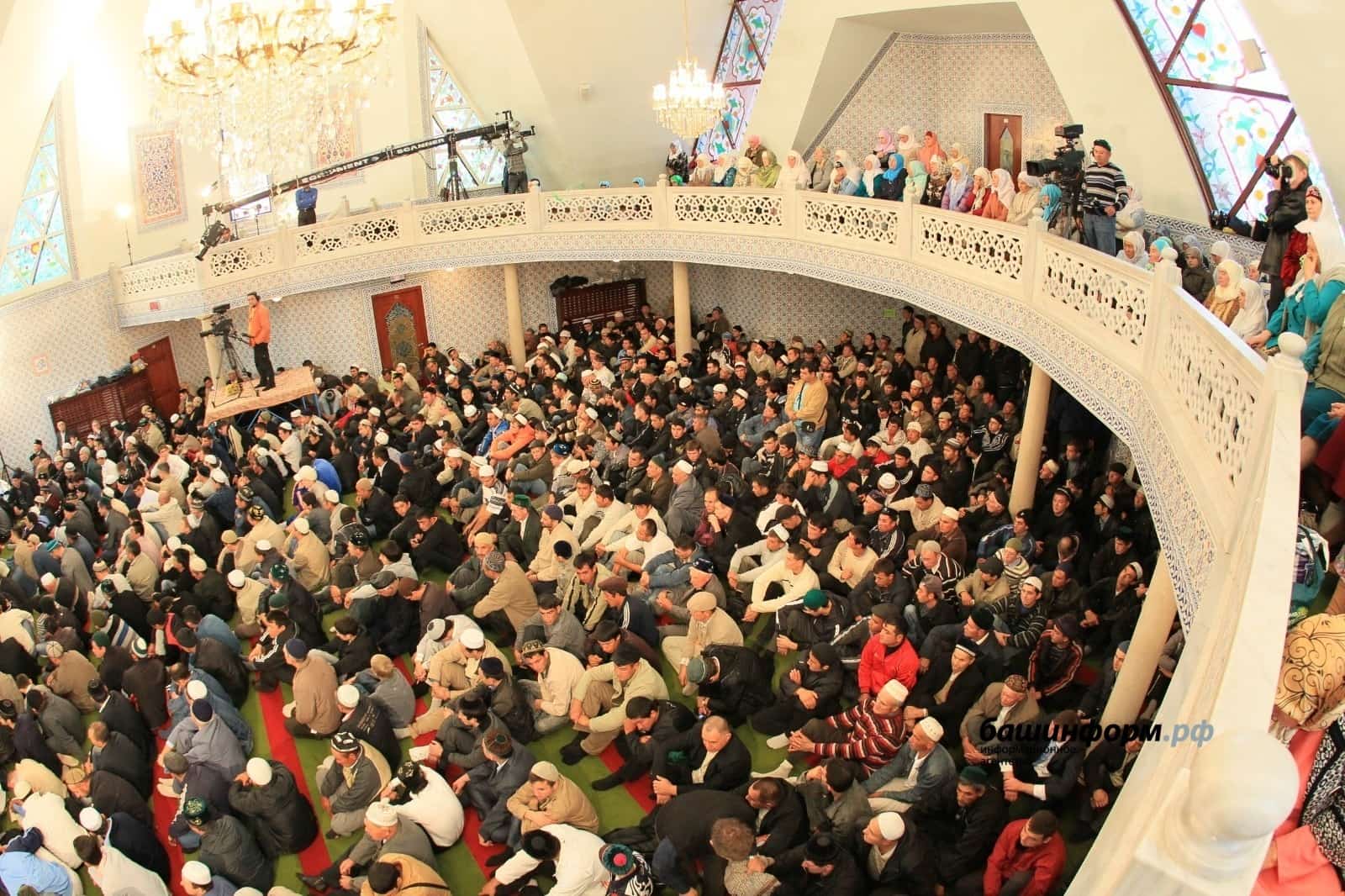 Мосолмандар Ураҙа байрамын билдәләй