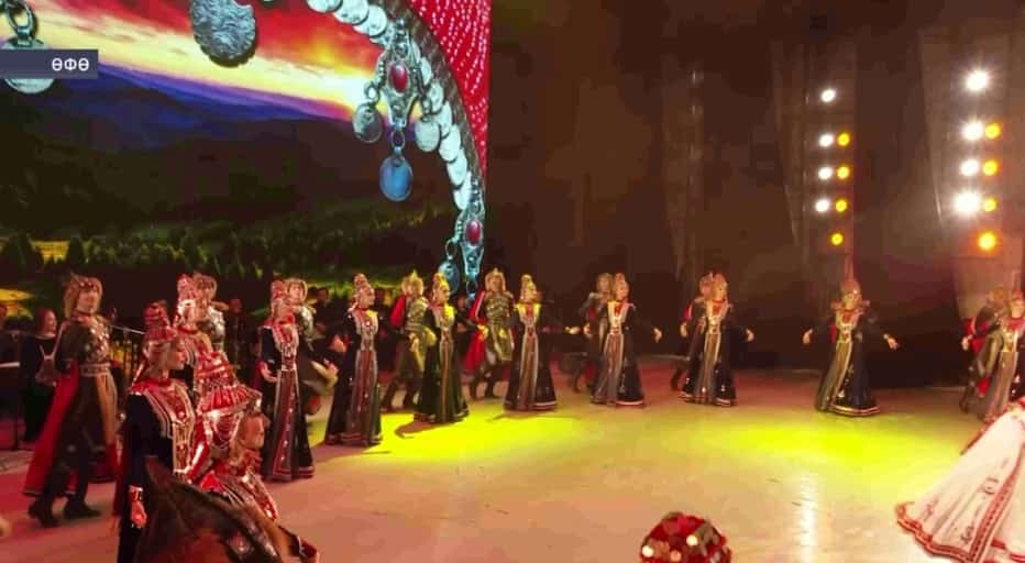 Фәйзи Ғәскәров ансамбле «Урал» дәүләт бейеү ансамбле менән сығыш яһаны
