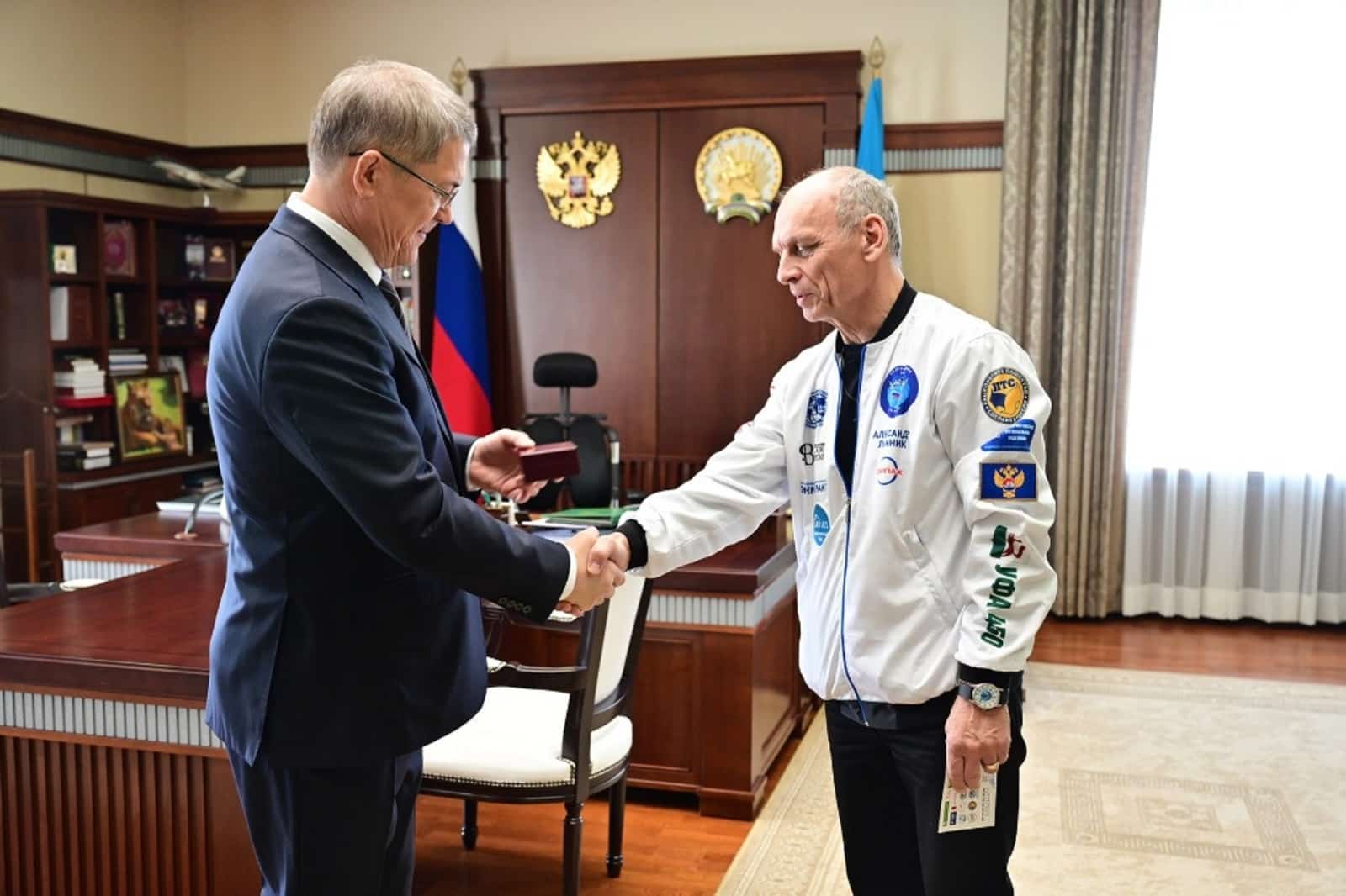 Радий  Хәбиров  Александр Лынникты орден менән бүләкләне