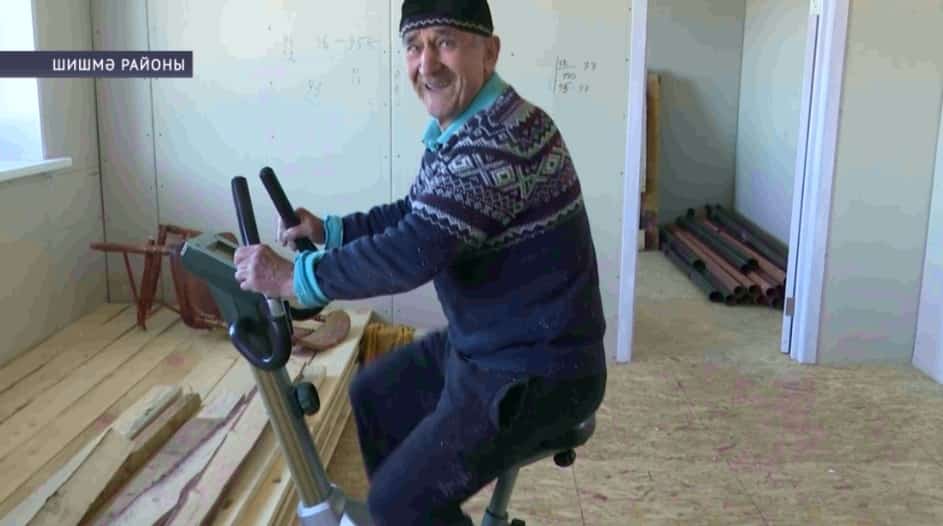 87 йәшен туйларға әҙерләнеүенә ҡарамаҫтан, бүләһе өсөн үҙ ҡулдары менән ике ҡатлы йорт һала