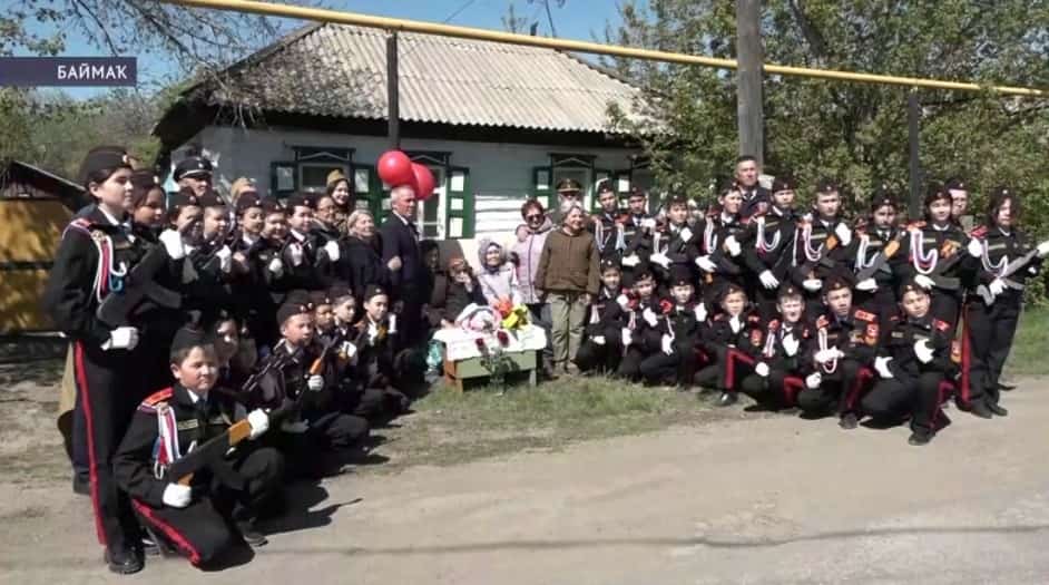 Баймаҡта 101 йәштәге Бөйөк Ватан һуғышы ветераны Валентина Потапова йорто алдынан парад уҙҙы