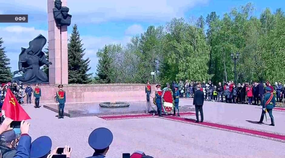 Радий Хәбиров «Еңеү паркы»ндағы мемориалға сәскә һалыу тантанаһында ҡатнашты