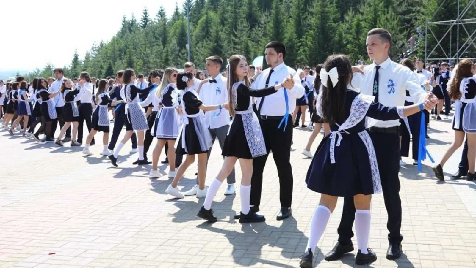 Өфөлә сығарылыш уҡыусылары ҙур вальста әйләнә