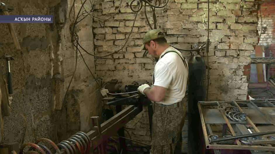 Асҡын районы Барахаевка ауылында йәшәүсе тимерҙән күҙ яуын алырлыҡ продукция етештерә