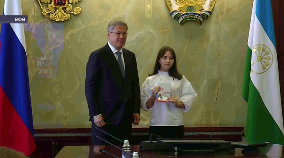 Радий Хәбиров Рәсәй көнөндә бер төркөм үҫмерҙәргә тәүге паспорттарын тапшырҙы