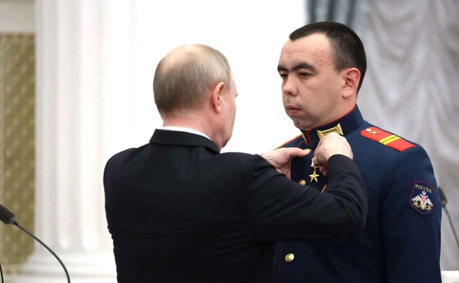 Башҡорт батыры, Рәсәй Геройы Альберт Зәйнуллин яҡташтары менән осрашҡан