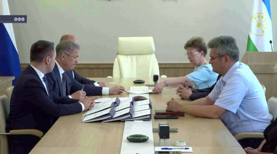 Радий Хәбиров Башҡортостан башлығы вазифаһына кандидатты хуплау ҡултамғалары менән исемлек тапшырҙы