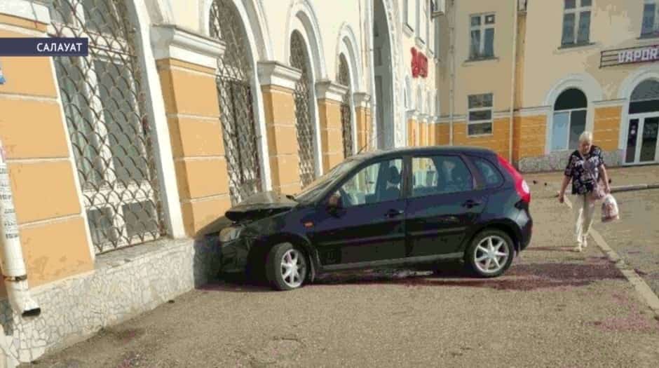 Салауат ҡалаһында «Лада Калина» автомобиле торлаҡ йортҡа бәрелгән